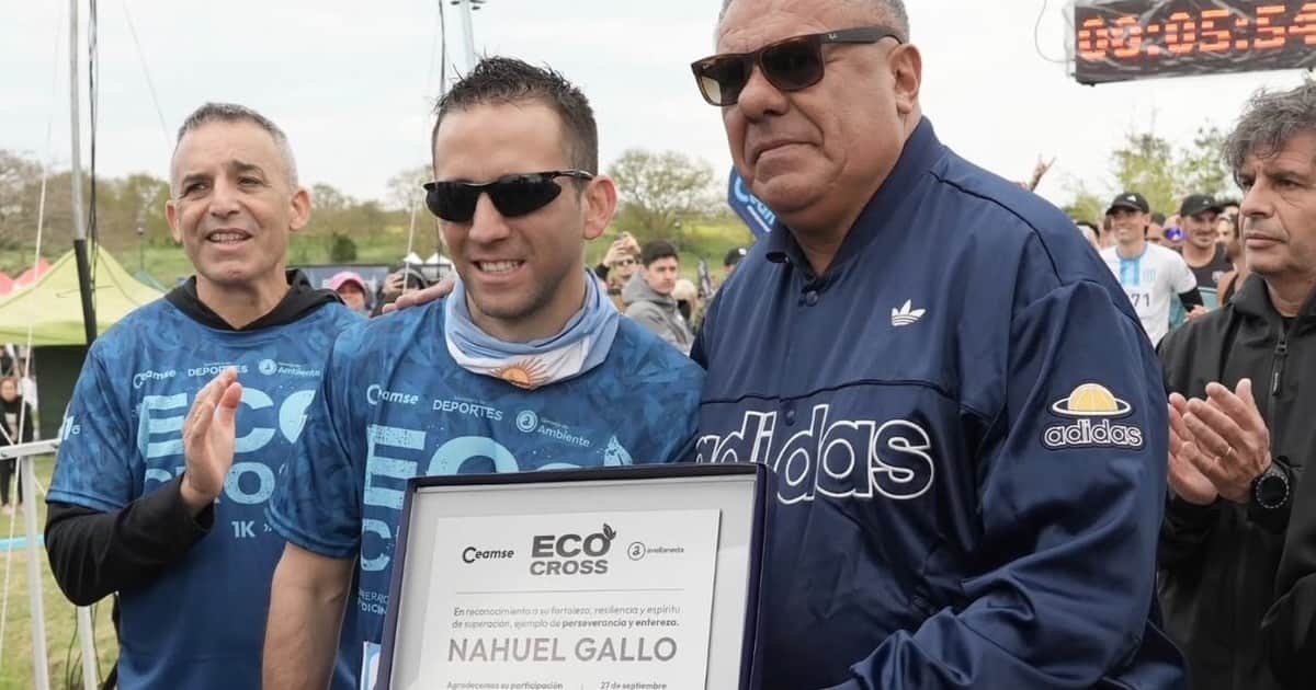 Tras el escándalo en la Supercopa Internacional, Chiqui Tapia reapareció y le dio una plaqueta al gendarme Nahuel Gallo