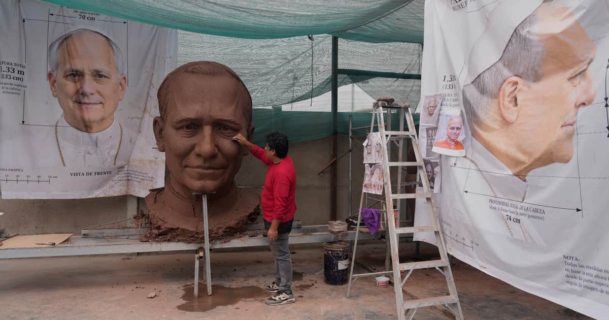 A la espera de su llegada, en Perú preparan una escultura gigante de la cabeza del Papa que pesa más de una tonelada