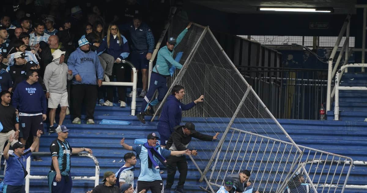 Incidentes en la previa de Boca - Racing por Copa Argentina: los hinchas de la Academia se enfrentaron con la policía y explotó el "Chiqui Tapia botón..."