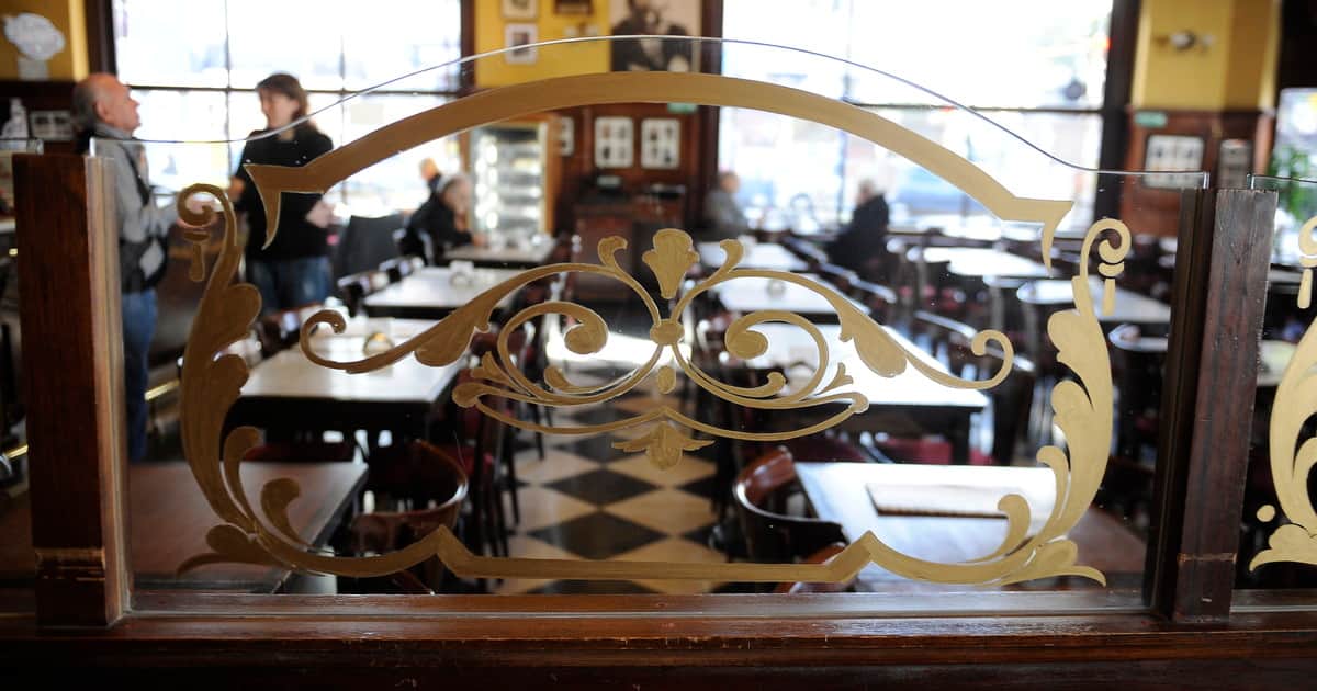 Los bares que hicieron historia en Buenos Aires: las mesas donde nacieron canciones y leyendas del tango y el rock