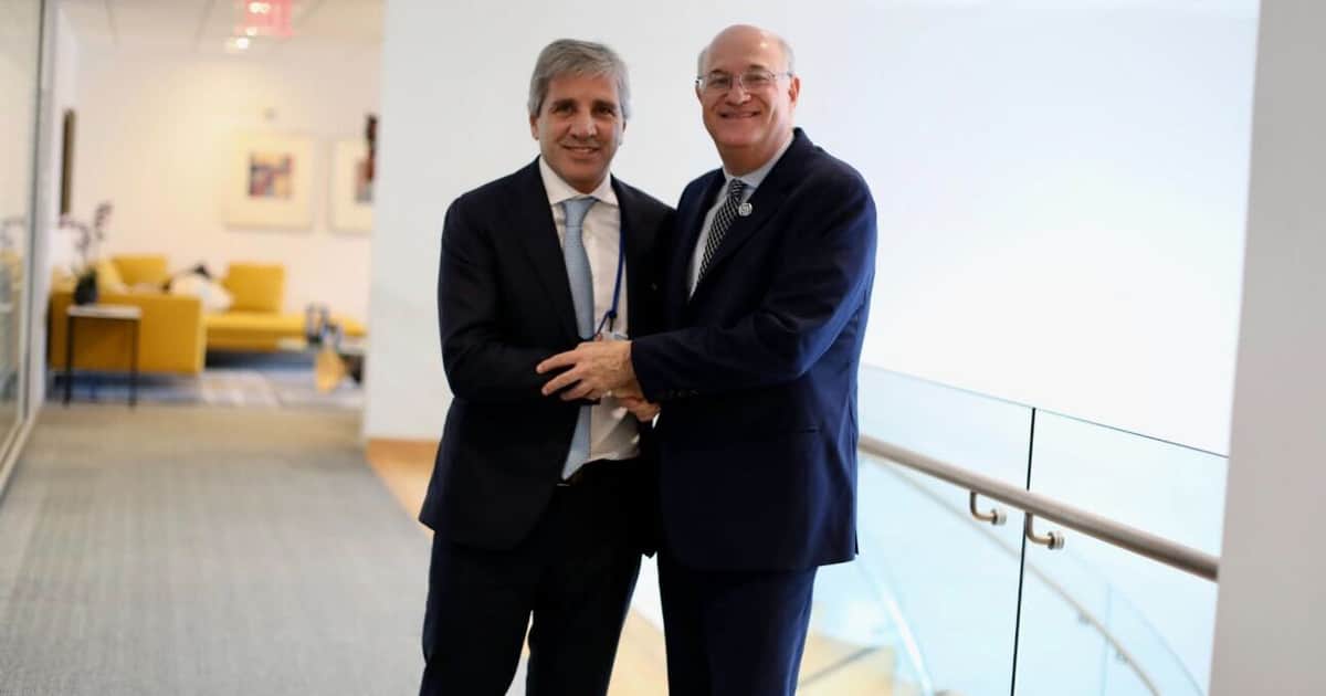 El Gobierno firmó créditos por US$ 530 millones para financiar un plan tributario de ARCA y obras en dos provincias