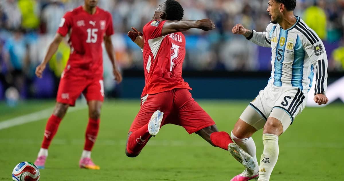 Embolo, el suizo expulsado contra Argentina, marginado de su selección por falsificar certificados de vacunación
