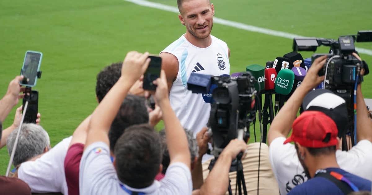 Alexis Mac Allister llegó al país y bancó a Messi para el Balón de Oro: "No veo por qué no dárselo"