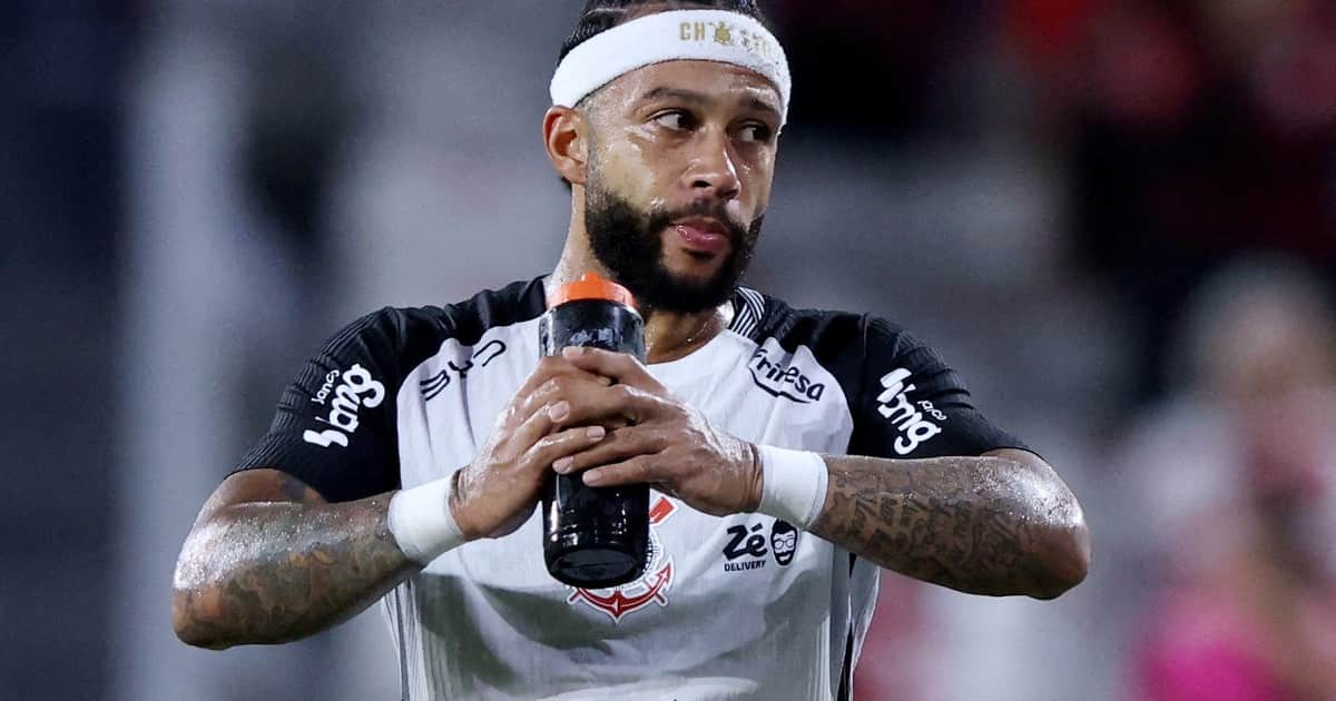 Polémica en la Libertadores: Estudiantes reclamó por un gesto de Memphis Depay a la hinchada