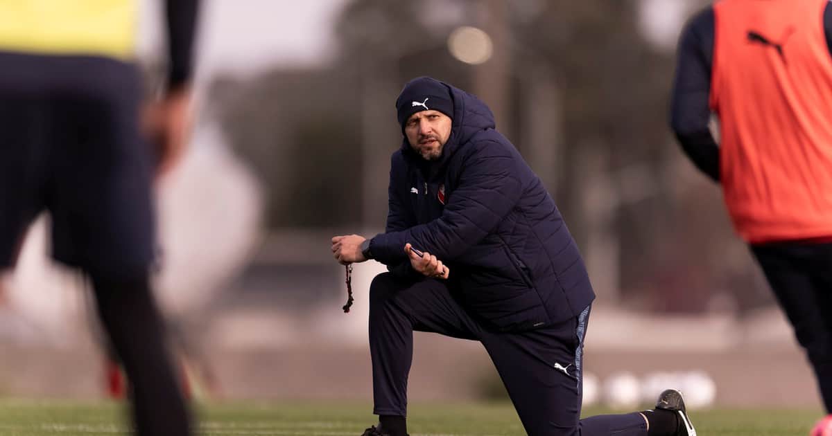 El insólito motivo que podría impedirle a Viera dirigir a Independiente