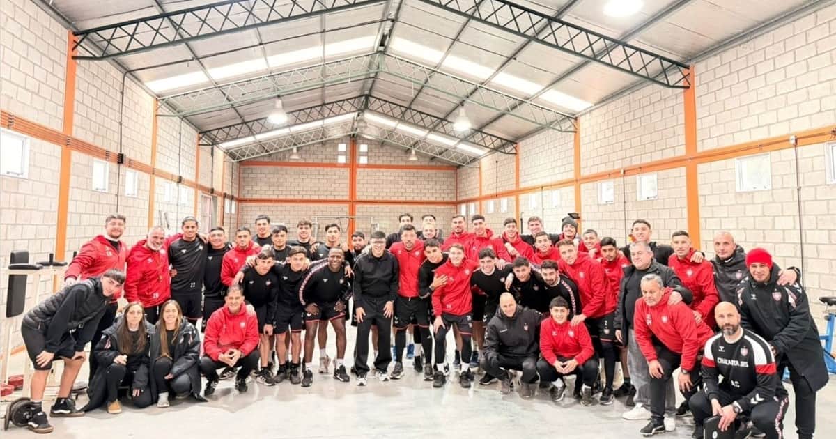 El plantel de Chacarita recibió a un pastor para evitar el descenso