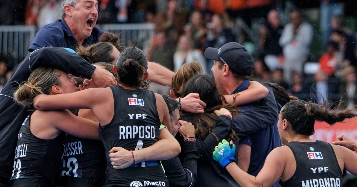 Fernando Ferrara, el DT futbolero que llevó a Las Leonas a la tercera estrella