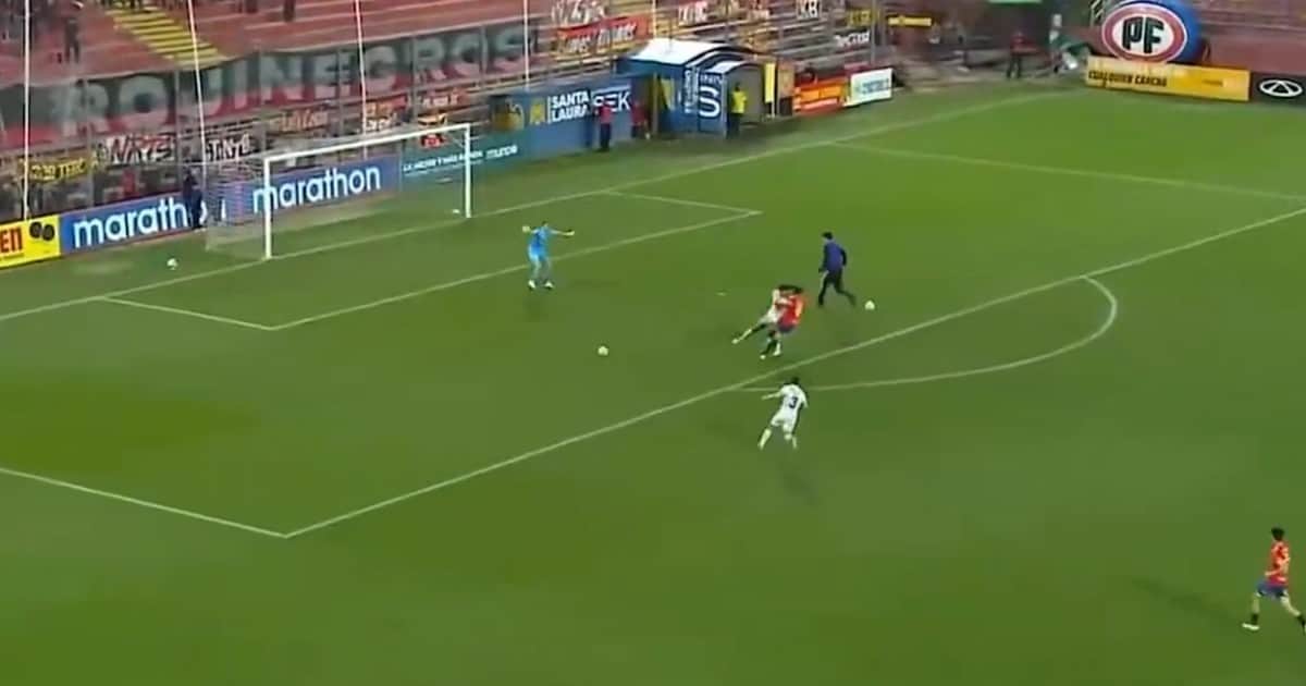 Video: el alcanzapelotas que se metió en la cancha y frenó un contraataque en el fútbol chileno