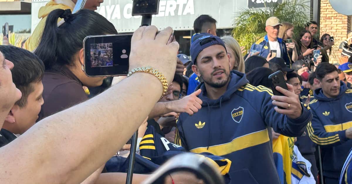 Con Riquelme y Paredes mezclado con los hinchas, Boca está en Córdoba y espera por Vélez
