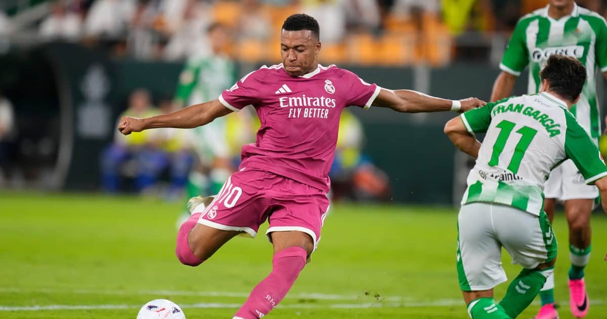 Video: Mbappé se perdió un gol hecho ante el Betis