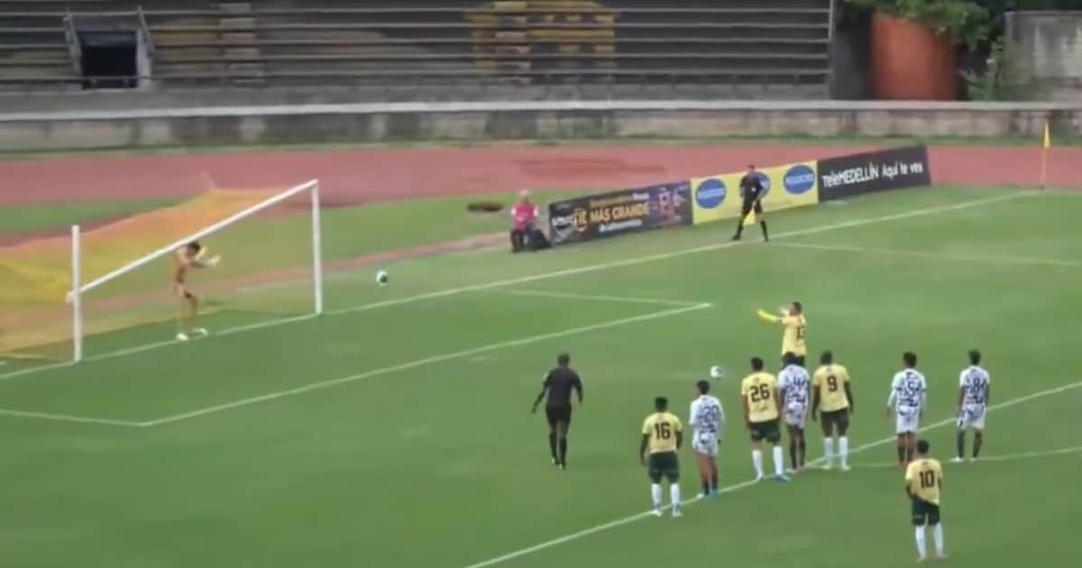 Insólito momento en el fútbol colombiano: iban a patear un penal y se cayó el travesaño en la cabeza del arquero
