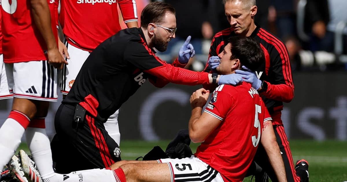Video: Maguire y un choque de cabezas que asustó a todos