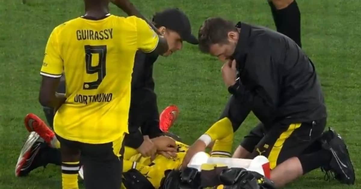 Otro susto en Europa: la joya del Dortmund pidió el cambio y terminó en el hospital