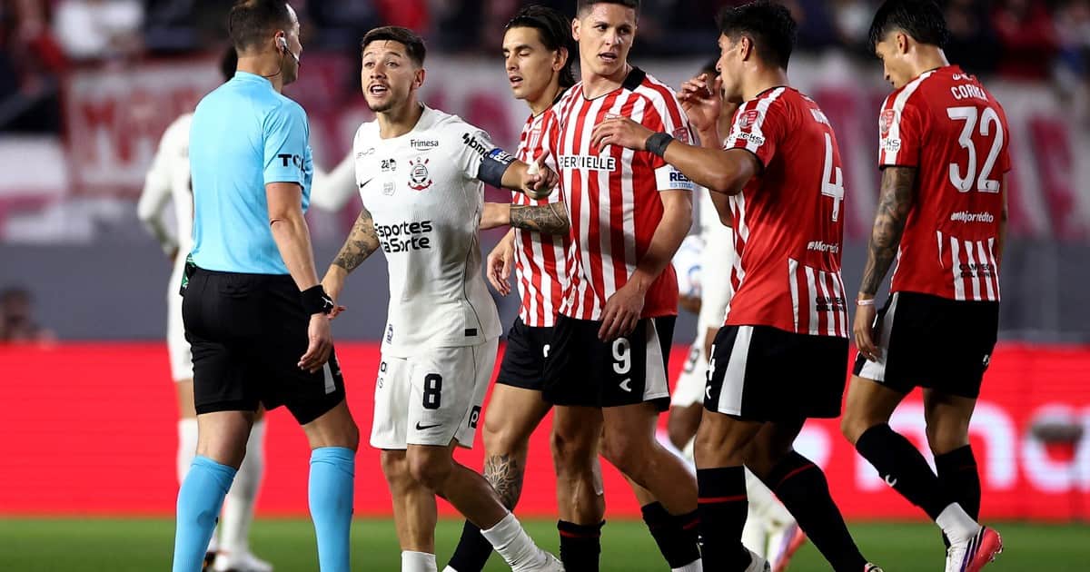 Estudiantes apuntó contra el arbitraje ante Corinthians: "Son cosas que en Conmebol pasan seguido"