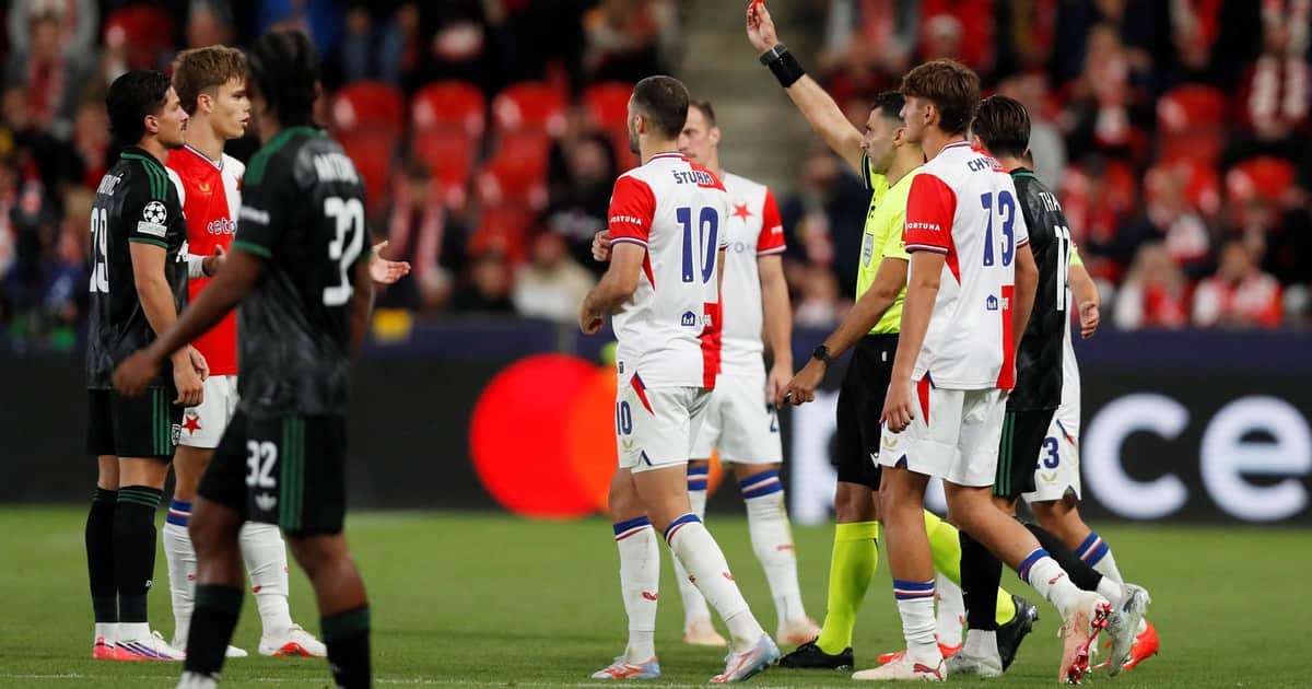 Video: la insólita expulsión de un jugador del Slavia Praga por Champions League ¡al minuto de entrar!