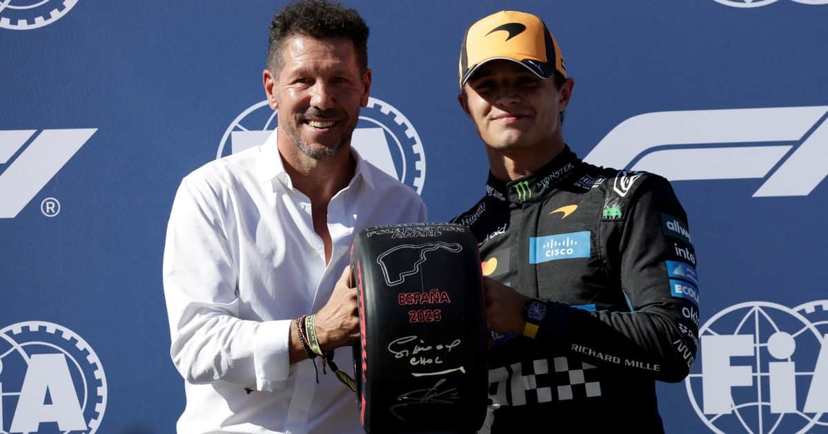 Diego Simeone le entregó el trofeo de la Pole a Lando Norris en España