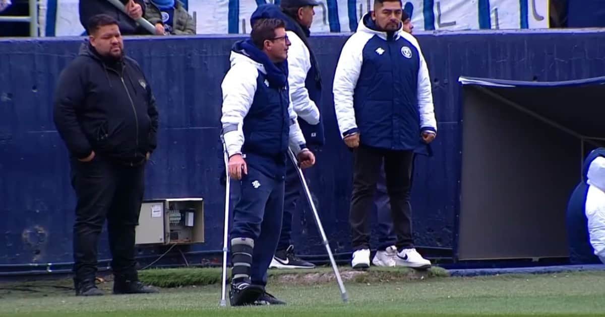 Video: Alfredo Berti dirigió a Independiente Rivadavia ¡en muletas!