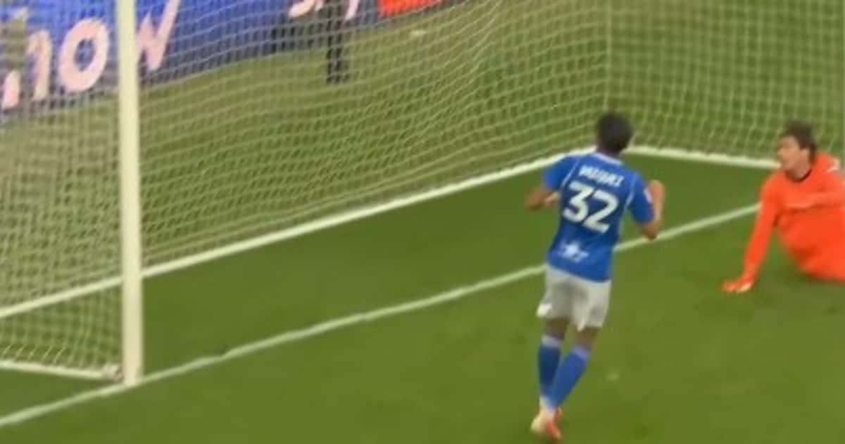 ¡Con el arco vacío! El insólito gol que se perdió un ex Boca en Inglaterra