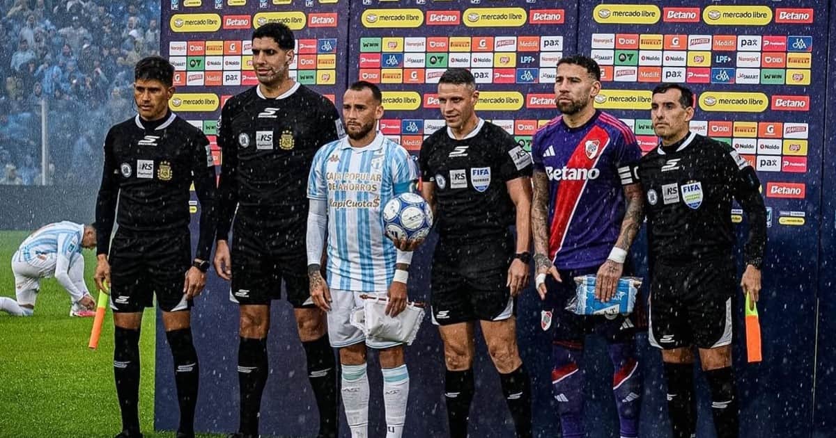 El curioso gesto del árbitro Gariano en el gol de Almada ante Atlético Tucumán