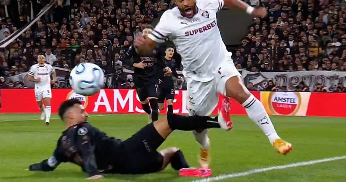 Video: Nacho Vázquez zafó de la roja tras un planchazo a Hulk