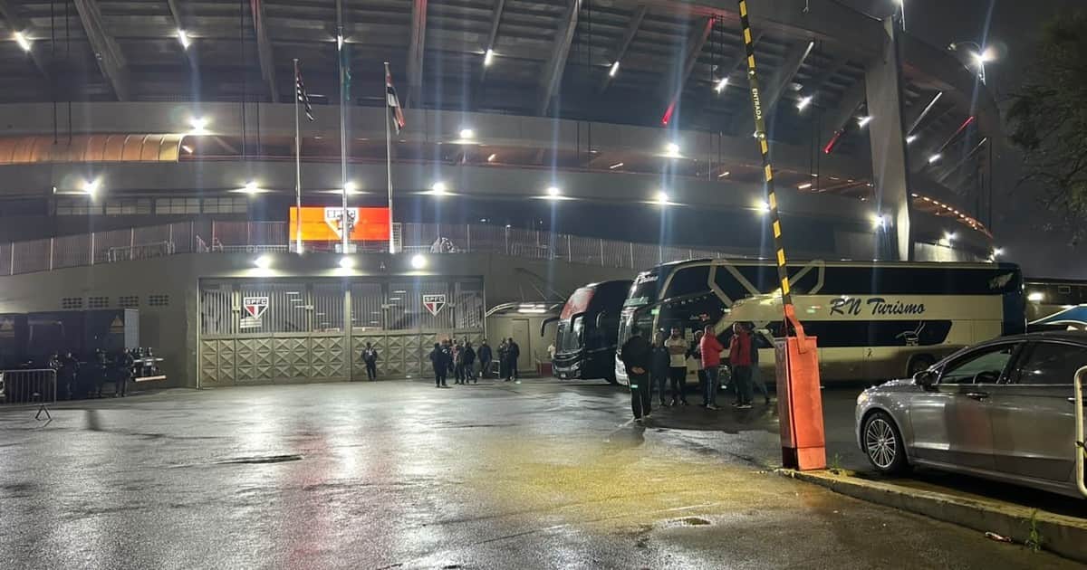Clima caliente en el Morumbí: apedrearon a los micros de Boca al llegar al estadio