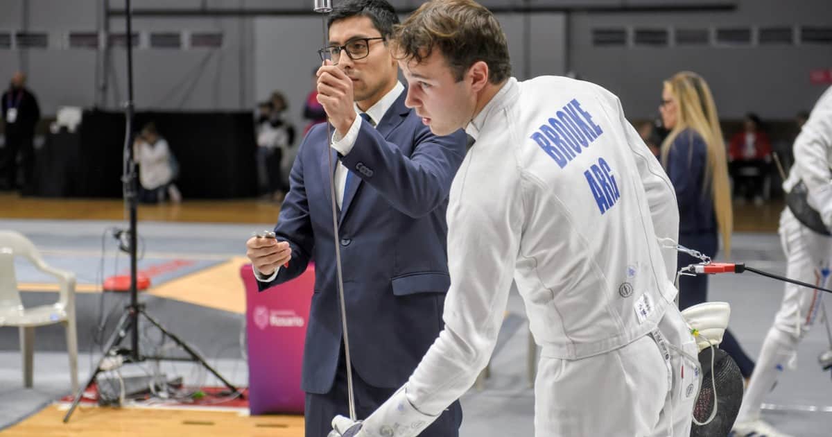 Alec Brooke, el esgrimista inglés que representa a Argentina en los Juegos Suramericanos y es fanático de Messi