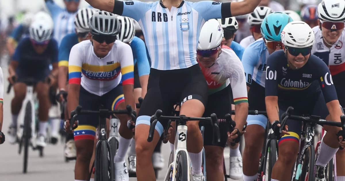 Ganó el oro, se lo dedicó a sus papás y ya se fijó otro objetivo: "Estoy buscando equipo para correr profesionalmente en Europa"