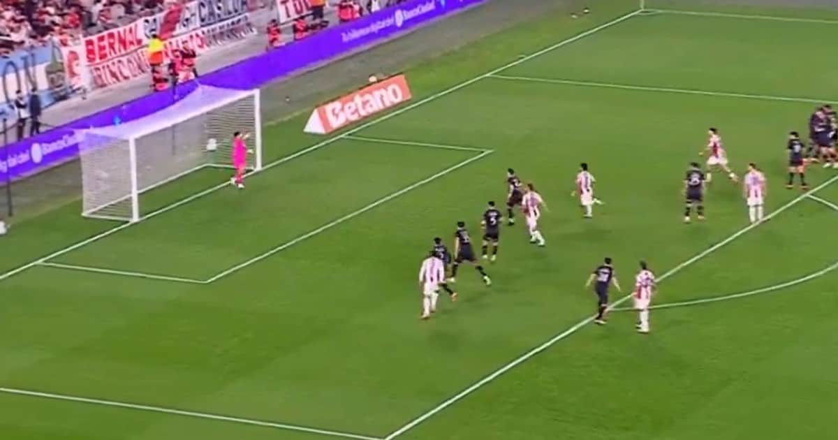Video: la tremenda atajada de Hernán Galíndez al disparo de tiro libre de Ángel Correa