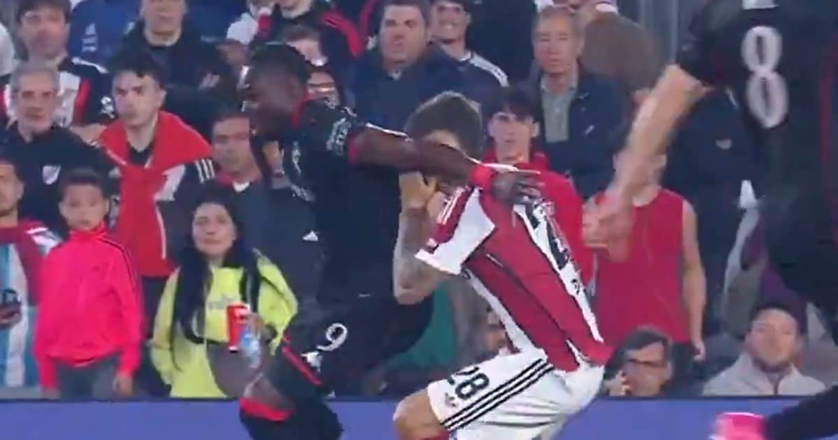 Video: la falta que reclamó River antes del gol de Huracán