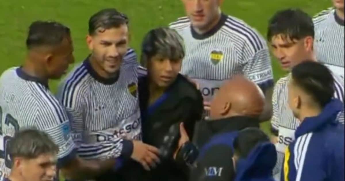Insólito momento en el Nuevo Gasómetro: un hincha de San Lorenzo se metió a abrazar a Leandro Paredes