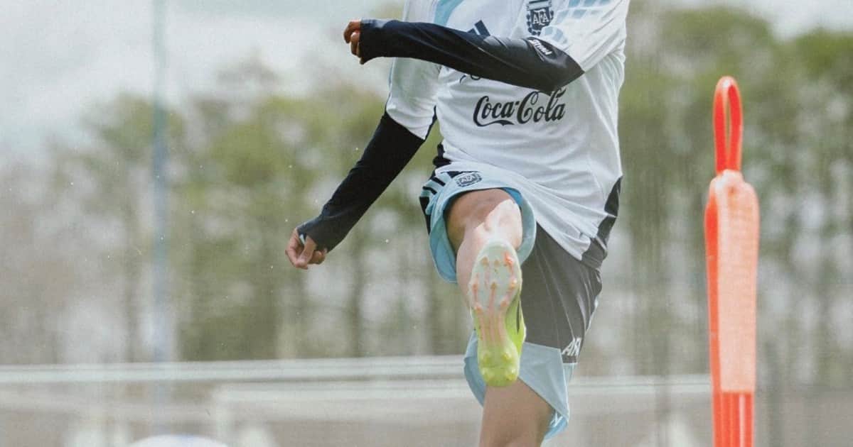 Leo Flores, y la foto que tanto soñó en la Selección: el increíble crecimiento de otra joya de Boca