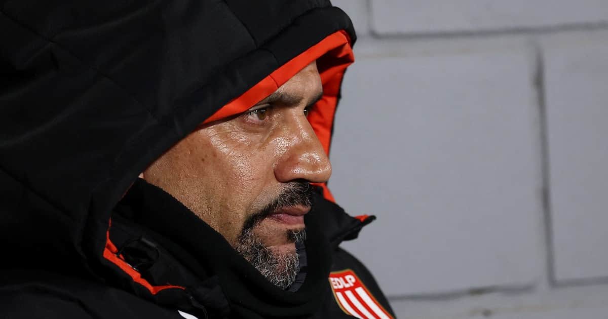 El cruce de Juan Sebastián Verón con un hincha tras la derrota ante Lanús: "Pasá por la sede y presentá tu lista"