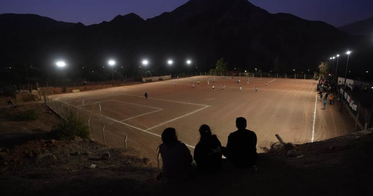 La emotiva movida de River en Jujuy: llevó luz artificial a la histórica cancha de Santa Rosa de Purmamarca