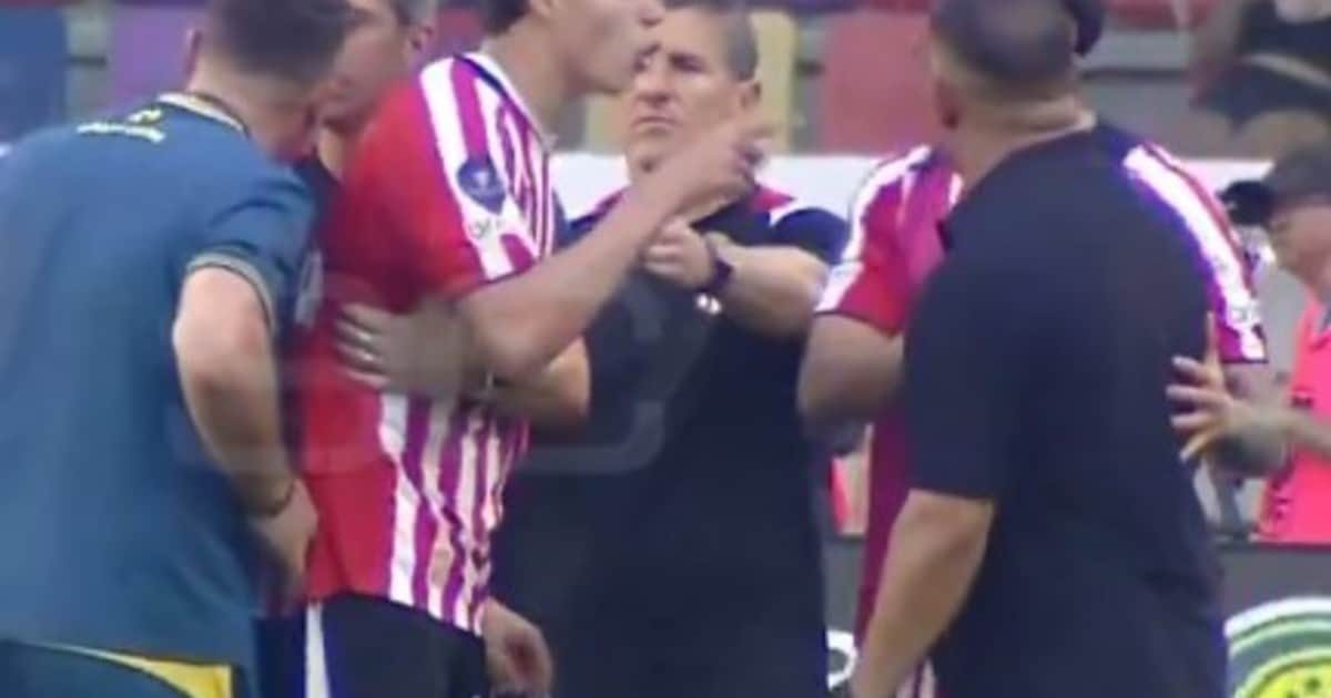 Los minutos de furia de Tomás Palacios: reclamó penal, lo encaró a Almirón y se agarró a trompadas