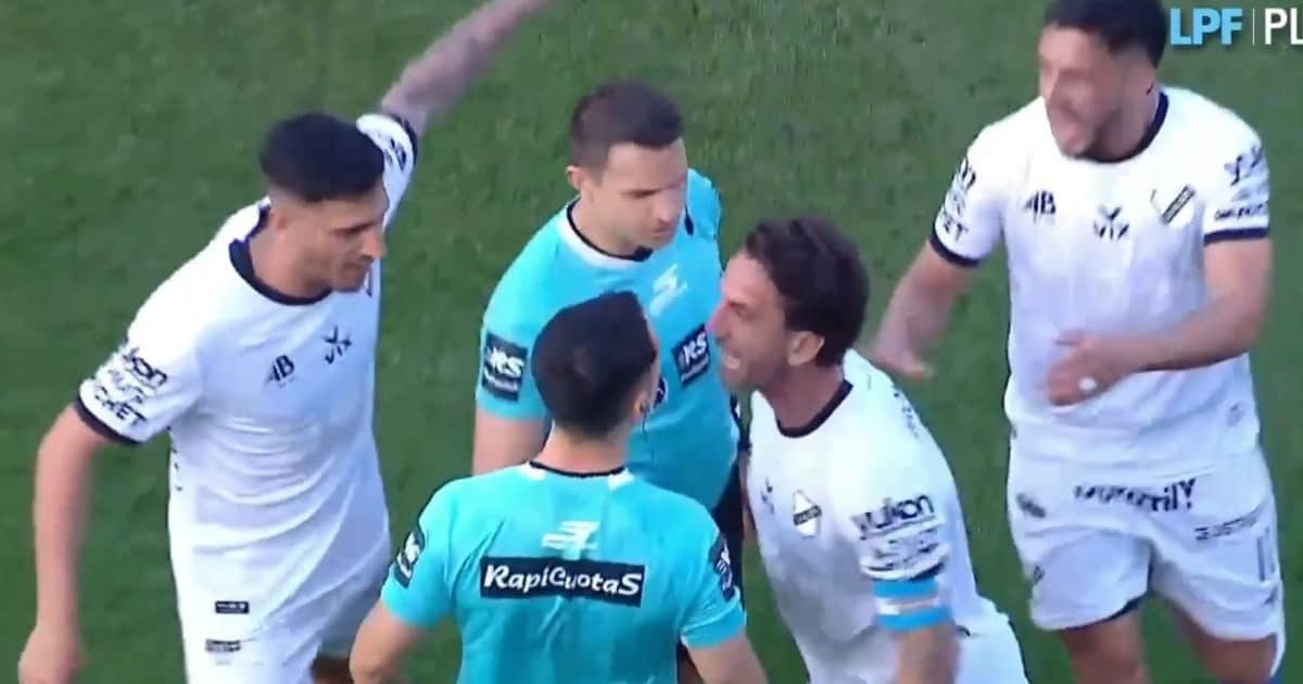 Final caliente en Floresta: jugadores de All Boys contra los árbitros por dos goles mal anulados
