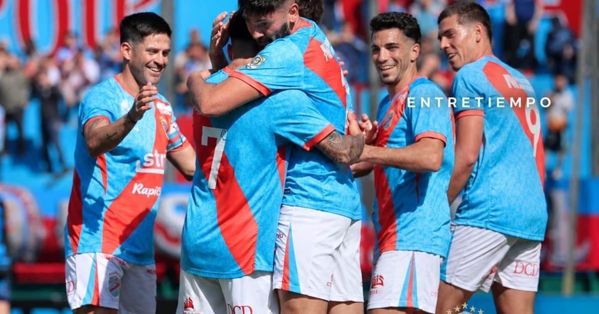 Arsenal ganó, cumplió y se acercó a lo más alto de la Primera B