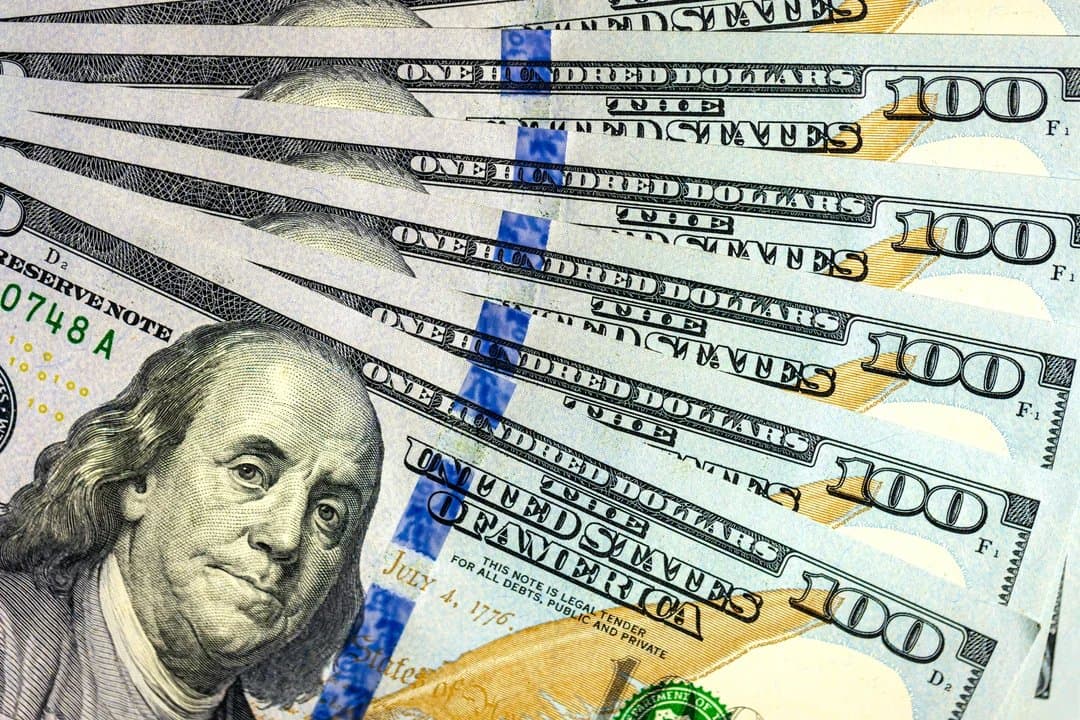 El dólar oficial cerró estable en la primera rueda de la semana