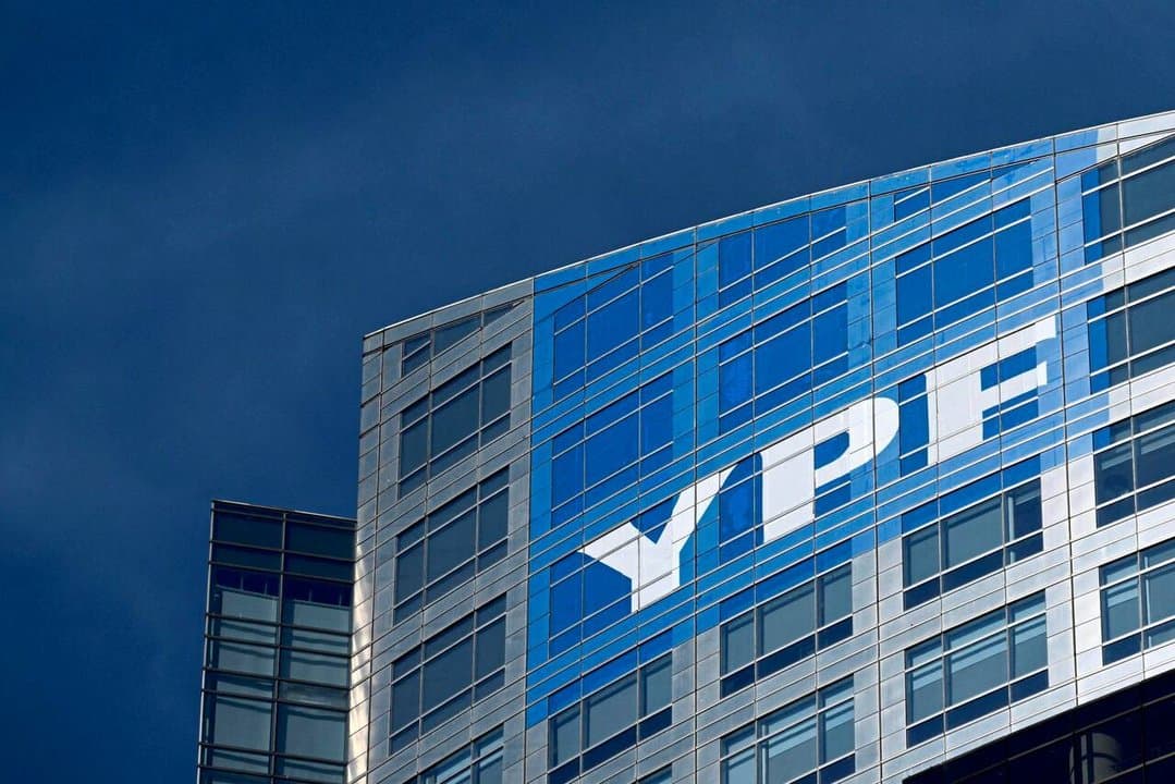 Economía suspende la desinversión obligatoria de YPF en Metrogas tras acordar la venta a Edenor