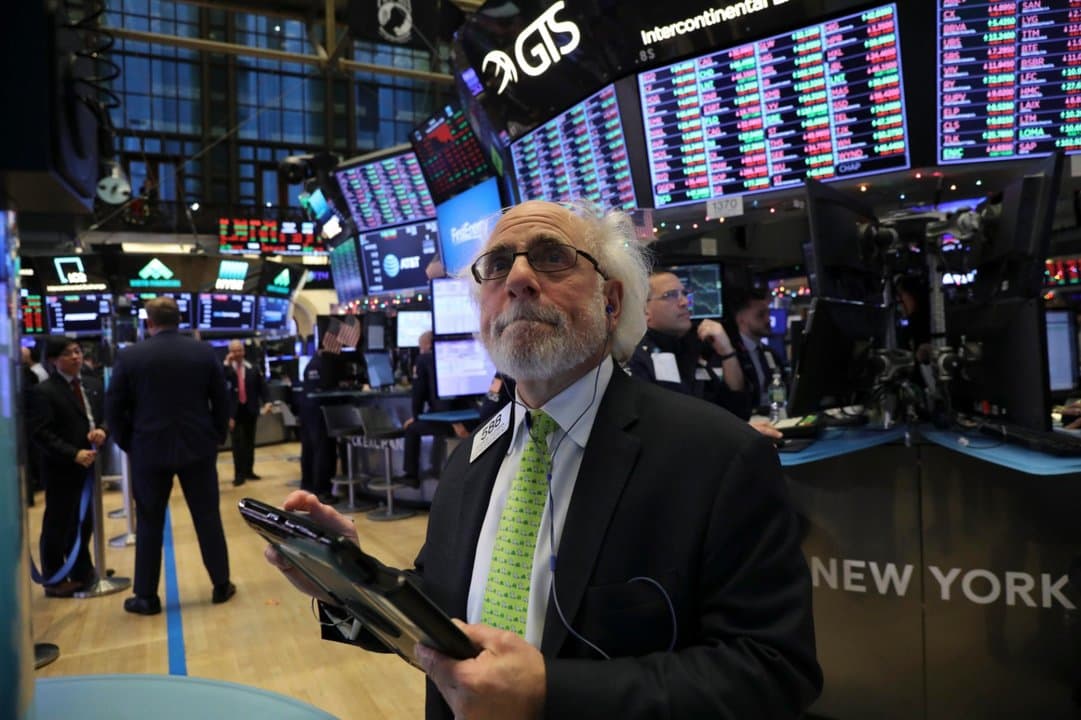 Las acciones y los bonos argentinos operaron a la baja en el primer día de la semana