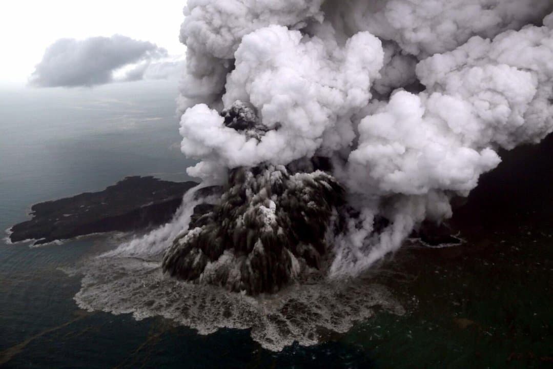 Erupción del volcán Anak Krakatoa en Indonesia hace cerrar ocho aeropuertos y afecta 1.500 vuelos