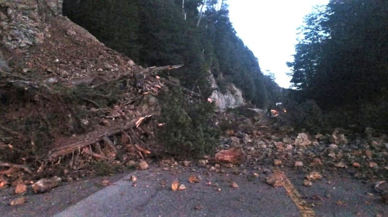 Corte total en la Ruta 40 en Río Negro por desprendimiento de rocas y tierra
