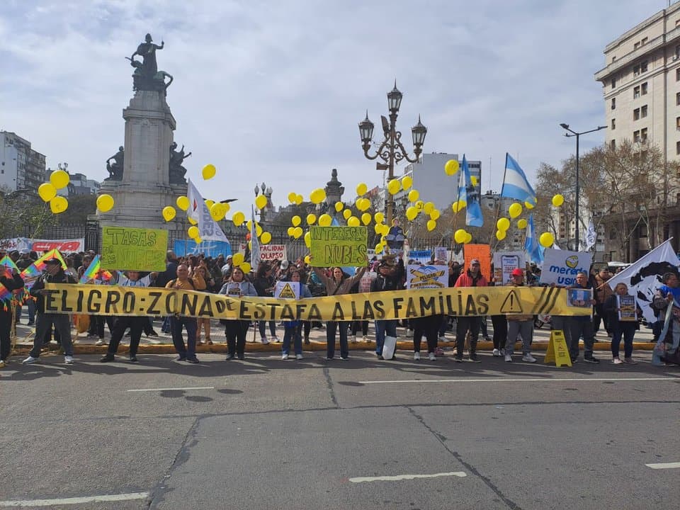 Endeudados, personas con discapacidad y jubilados se movilizaron en paralelo a la sesión de Diputados