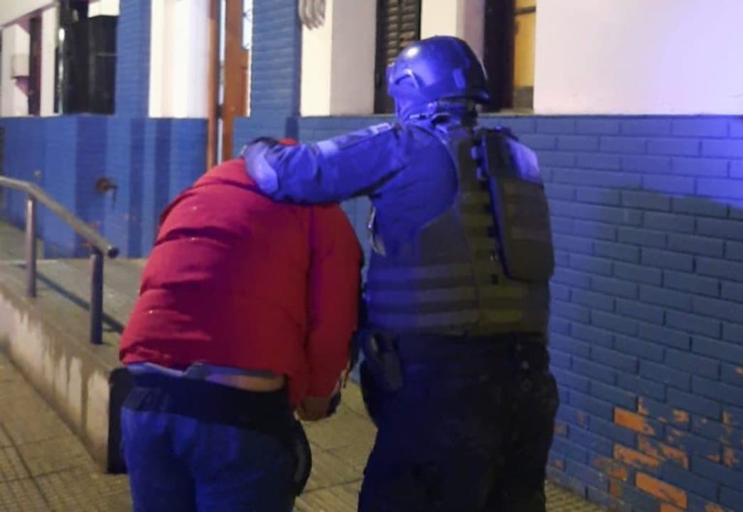 Integraba una organización narco, tenía 2400 dosis de droga y dos armas de fuego: fue detenido en Córdoba