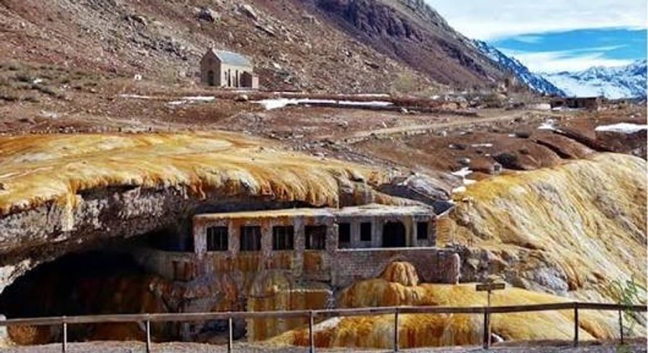 Mendoza: impactante desprendimiento de piedras en Puente del Inca