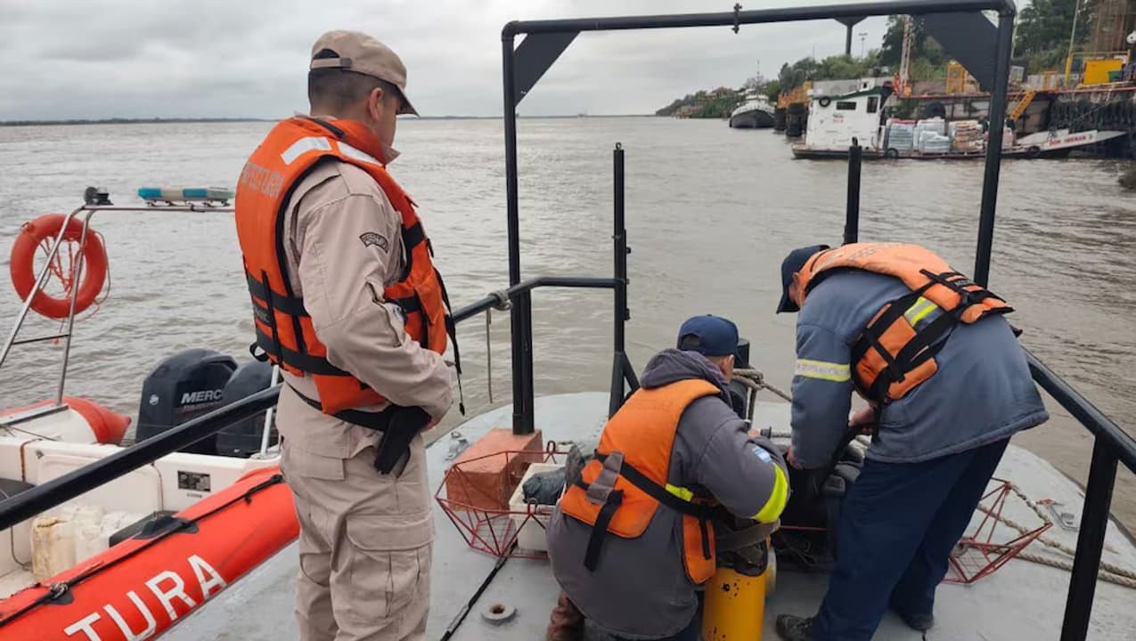 Naufragio en el río Paraná: rescatan a un hombre y continúa la intensa búsqueda de tres tripulantes desaparecidos en Santa Fe