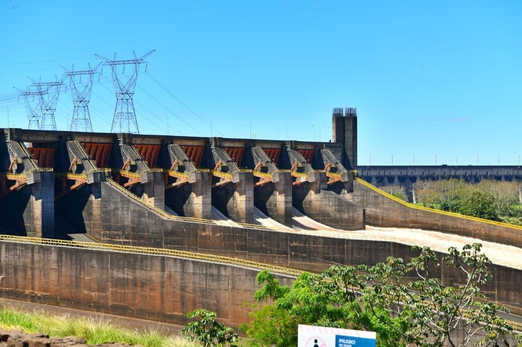 Aguafiestas: A menos de 16 horas de cerrar sus compuertas, Itaipú volvió a descargar sobre el Paraná y hay versiones cruzadas sobre el motivo