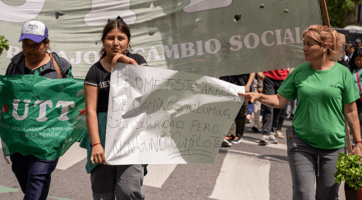 Aunque les frenaron los tractores, los productores hortícolas de La Plata llevaron a pie su reclamo por el estado de los caminos y la inseguridad al centro de la ciudad