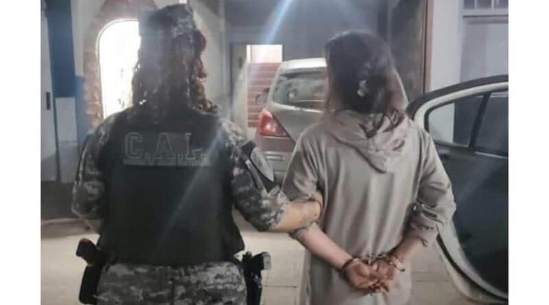 Barrio Acuña – Mujer detenida por agredir físicamente a su hija y por amenazarla con un cuchillo: lesionó a policía