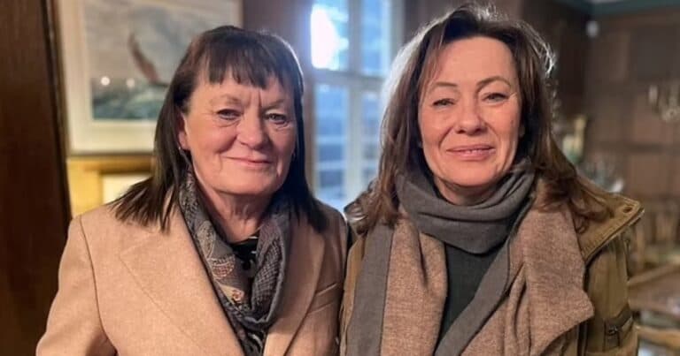 El día de su boda su madre le dijo que tenía una hermana biológica y 38 años después la encontró: «Es surrealista»