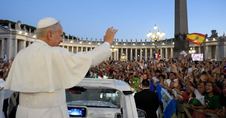 Cómo escribirle una carta al Papa León XIV y a dónde enviarla